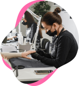 Profissional realizando atendimento de unhas